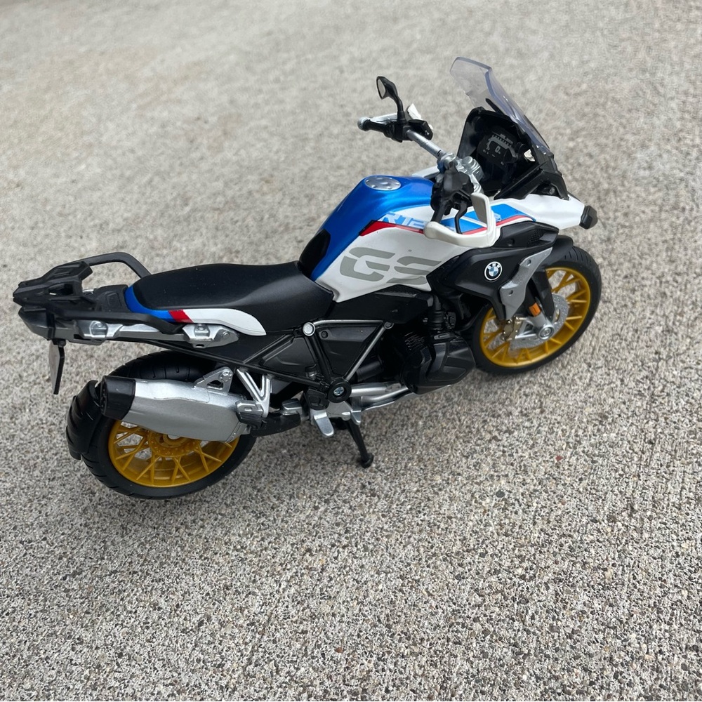 2019 BMW R1250 GS Diecast Motorcycle Model 1:12 Maisto - Picture 2 of 16